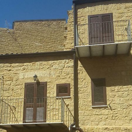 B&B A Due Passi Dal Centro Agrigent Exterior foto
