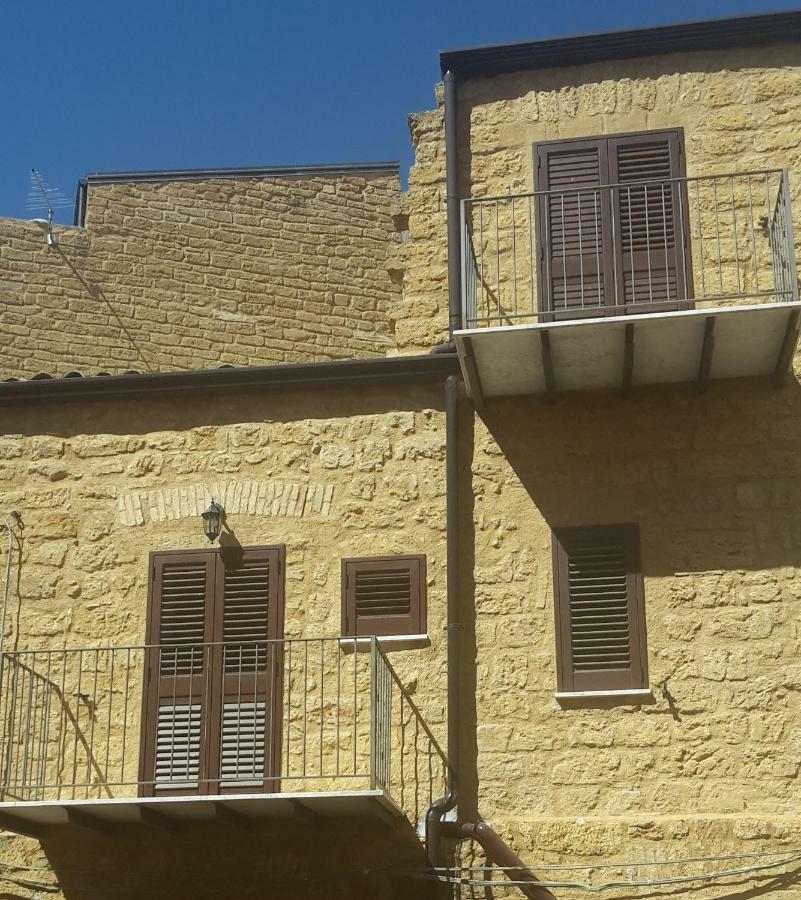B&B A Due Passi Dal Centro Agrigent Exterior foto